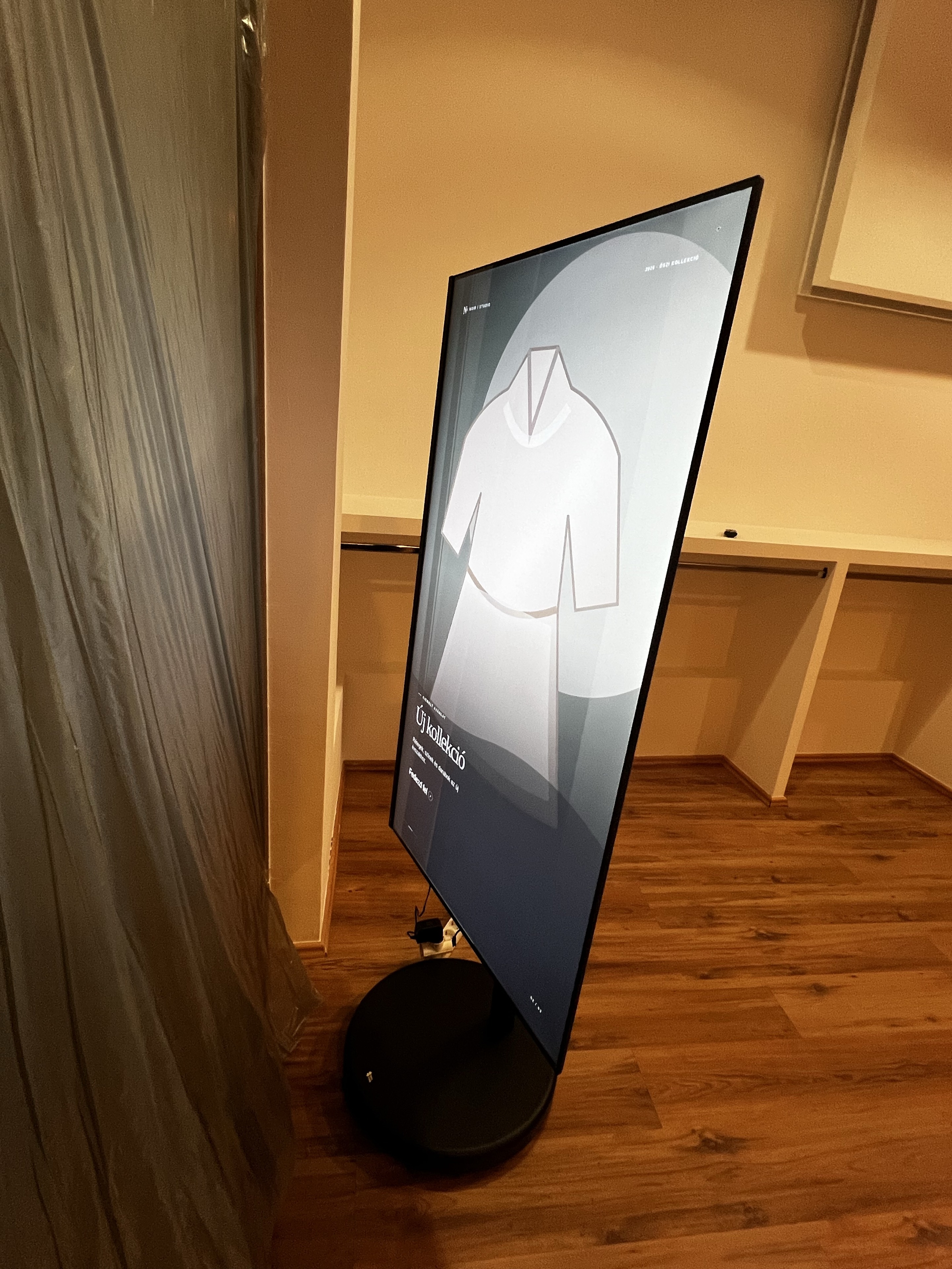 Az álló TV és a padlóállvány oldalról