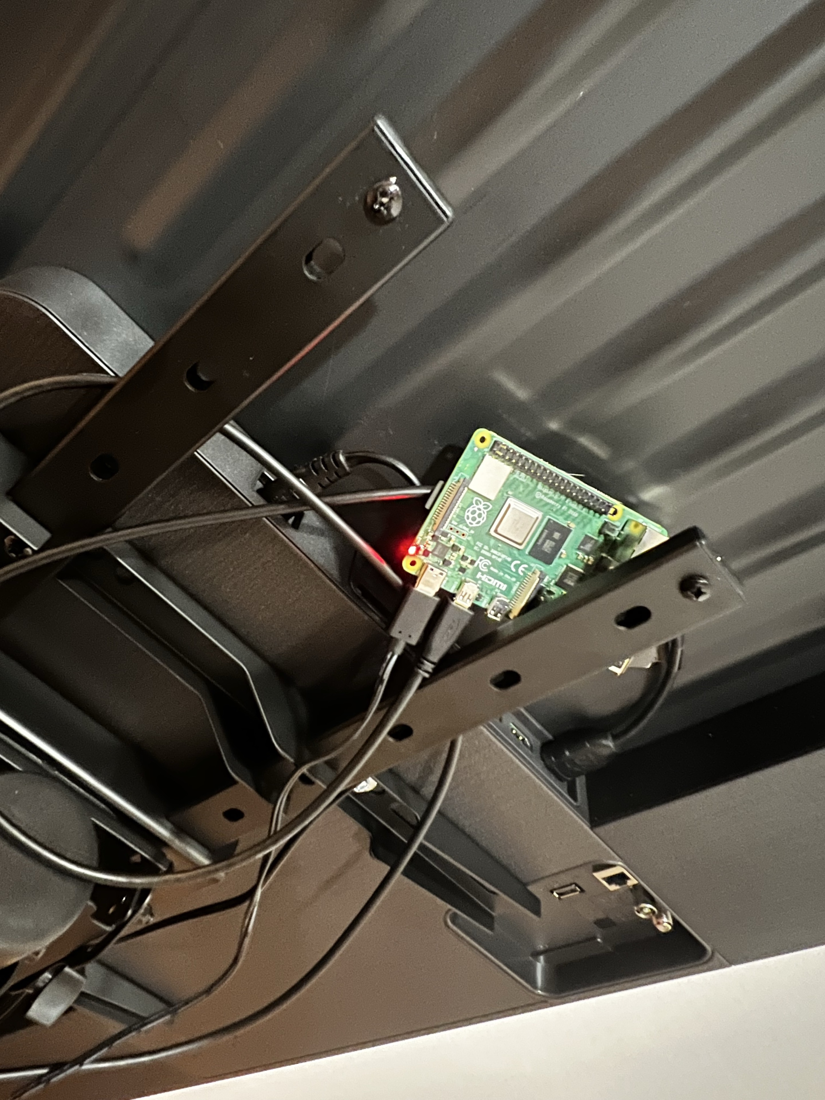 A Raspberry Pi 4 a kijelző hátoldalán, csatlakoztatott HDMI- és tápkábellel
